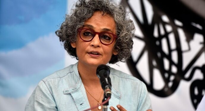 കശ്മീരിലെ പ്രസംഗത്തിൽ: അരുന്ധതി റോയിക്കെതിരെ തീവ്രവാദ വിരുദ്ധ നിയമ പ്രകാരം നടപടിയെടുക്കുവാൻ ഡൽഹി ലെഫ്റ്റനൻ്റ് ഗവർണർ അനുമതി നൽകി