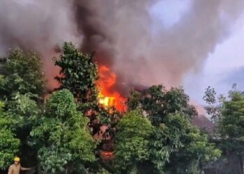 മണിപ്പൂർ മുഖ്യമന്ത്രിയുട ഔദ്യോഗിക വസതിക്ക് സമീപമുള്ള ആൾത്താമസമില്ലാത്ത വീട്ടിൽ വൻ തീപിടുത്തം