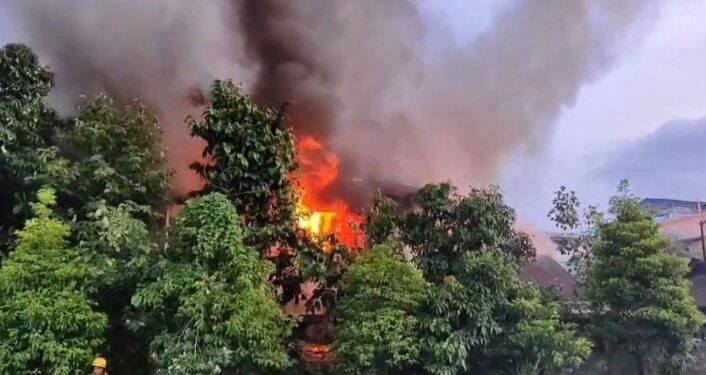 മണിപ്പൂർ മുഖ്യമന്ത്രിയുട ഔദ്യോഗിക വസതിക്ക് സമീപമുള്ള ആൾത്താമസമില്ലാത്ത വീട്ടിൽ വൻ തീപിടുത്തം