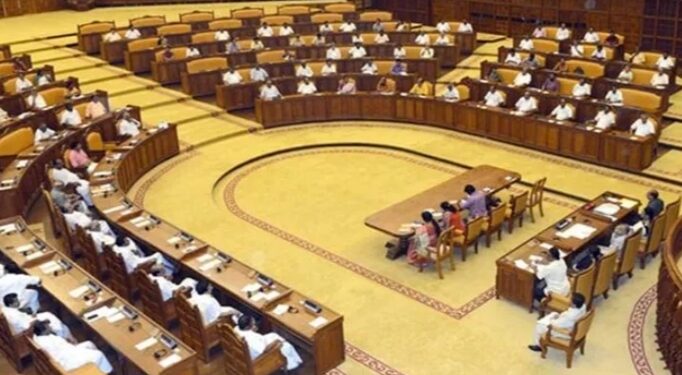 8 വർഷം കൊണ്ട് 1000 ബാർ അനുവദിച്ച സർക്കാർ ഒരു പുതിയ പ്ലസ് വൺ സീറ്റ് പോലും അനുവദിച്ചില്ലെന്ന് നിയമസഭയിൽ പ്രതിപക്ഷം