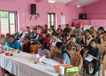 അധ്യാപക വിദ്യാർത്ഥികൾക്ക് ആവേശമായി അജിനി ടീച്ചർ