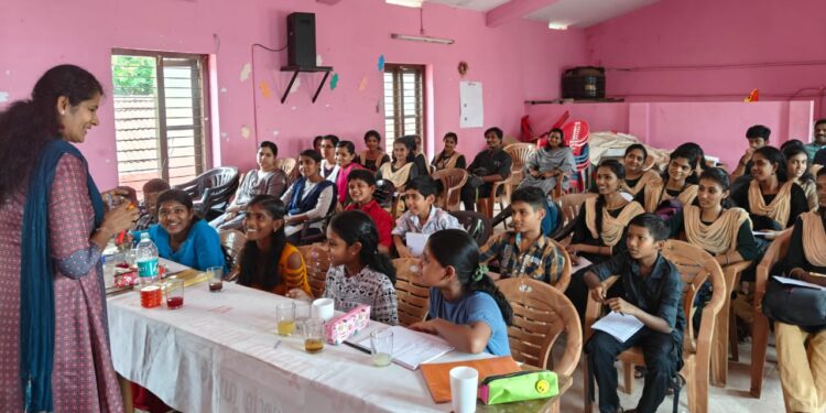 അധ്യാപക വിദ്യാർത്ഥികൾക്ക് ആവേശമായി അജിനി ടീച്ചർ