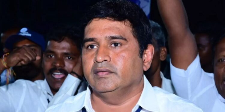 ബിഎസ്പിയെ സംസ്ഥാന അധ്യക്ഷൻ ആംസ്ട്രോങ്ങിനെ ബൈക്കിൽ എത്തിയ അജ്ഞാതരായ ആറു പേർ ചേർന്ന് വെട്ടി കൊലപ്പെടുത്തി