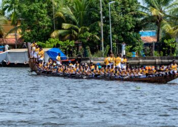 കാണികളെ ആവേശ സാഗരമാക്കി തലവടി ചുണ്ടൻ പുന്നമടയിൽ പ്രദർശന തുഴച്ചിൽ നടത്തി