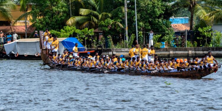 കാണികളെ ആവേശ സാഗരമാക്കി തലവടി ചുണ്ടൻ പുന്നമടയിൽ പ്രദർശന തുഴച്ചിൽ നടത്തി
