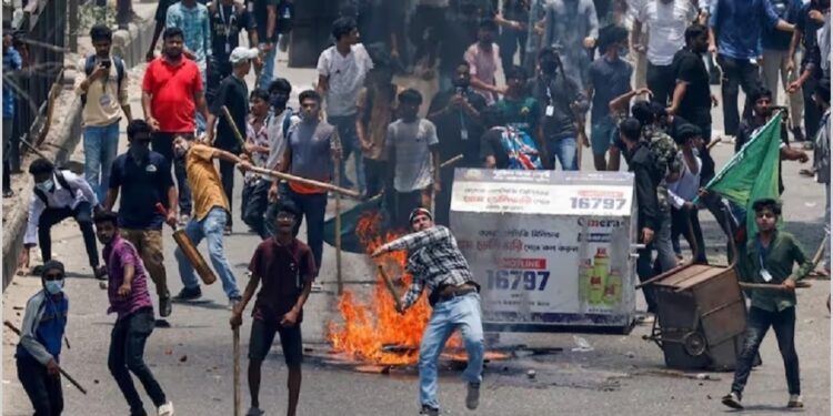 ഏറ്റുമുട്ടലിൽ 115 പേർ കൊല്ലപ്പെട്ടു:സർക്കാർ ജോലികൾക്കുള്ള സംവരണ സമ്പ്രദായത്തിനെതിരായ പ്രതിഷേധം; ബംഗ്ലാദേശിൽ നിന്ന് ആയിരത്തോളം ഇന്ത്യൻ വിദ്യാർത്ഥികൾ മടങ്ങി