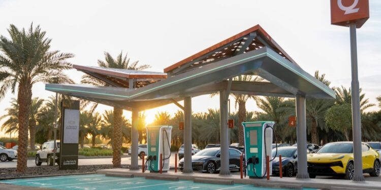 തലസ്ഥാന നഗരിയിലെ അൽഖൈറുവാൻ ഡിസ്ട്രിക്ടിൽ ഇലക്ട്രിക് വെഹിക്കിൾ ഫാസ്റ്റ് ചാർജിംഗ് സ്റ്റേഷൻ തുറന്ന്