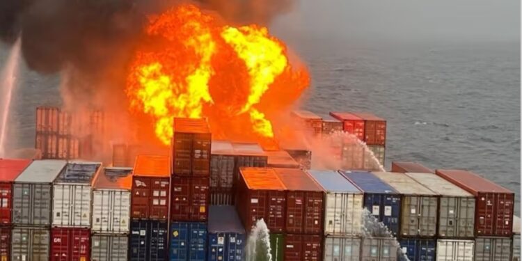 ഗോവൻ തീരത്ത് കണ്ടെയ്‌നർ മർച്ചൻ്റ് കാർഗോ കപ്പലിൽ വൻ തീപിടിത്തം