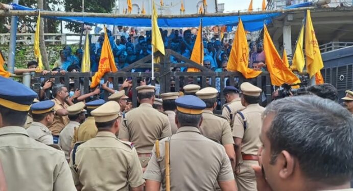 പുളിന്താനം സെന്റ് ജോൺസ് ബസ്ഫാഗെ യാക്കോബായ പള്ളിയിൽ കോടതി വിധി നടപ്പിലാക്കാനുള്ള നീക്കത്തിൽ നിന്ന് പൊലീസ് പിൻമാറി