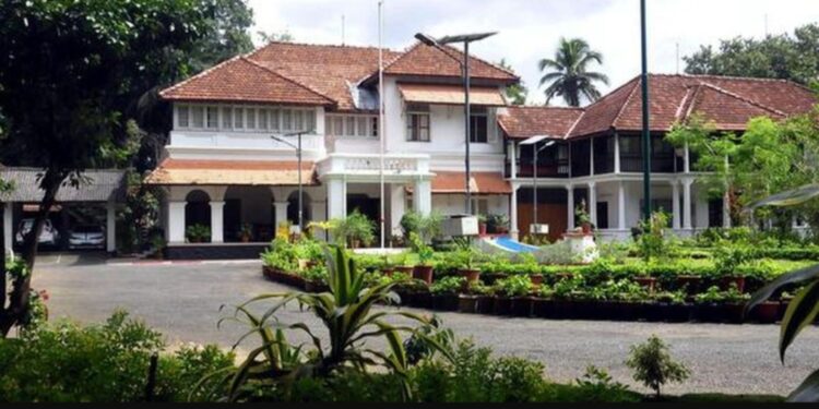 മുഖ്യമന്ത്രിയുടെ ഔദ്യോഗിക വസതിയായ ക്ലിഫ് ഹൗസിലെ കാലിത്തൊഴുത്തിന് 23 ലക്ഷവും’ ചാണകക്കുഴിക്ക് 4.40 ലക്ഷവും ചെലവ്