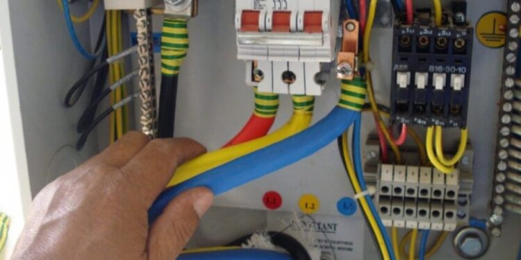 നജ്റാൻ പ്രവിശ്യയിൽ പെട്ട ശറൂറയിൽ ജൂലൈ 12 നുണ്ടായ വൈദ്യുതി സ്തംഭനം: മുതിർന്ന ഉദ്യോഗസ്ഥരെ പദവികളിൽ നിന്ന് നീക്കാൻ തീരുമാനം