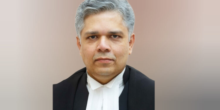 ഫയർഫോഴ്‌സ് സംഘത്തെ അഭിനന്ദിച്ച് ഹൈക്കോടതി ജസ്റ്റീസ് ദേവൻ രാമചന്ദ്രൻ