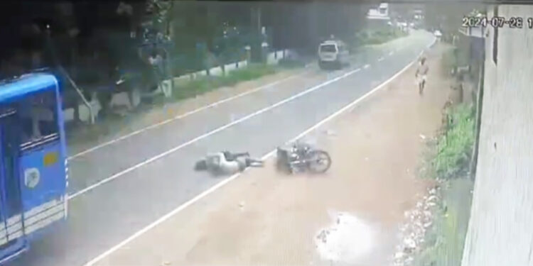 ബസ്സും ബൈക്കും കൂട്ടിയിടിച്ചു രണ്ടു യുവാക്കൾക്കു പരുക്ക്