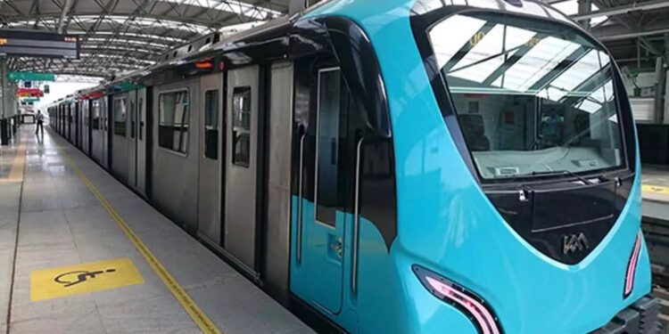 മെട്രോ അങ്കമാലിയിലേക്കും കൊച്ചി വിമാനത്താവളത്തിലേക്കും