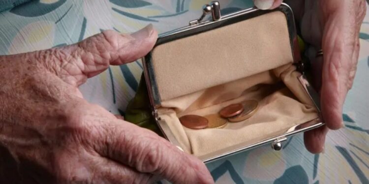 സൗദി അറേബ്യയിൽ ജീവനക്കാരുടെ വിരമിക്കൽ പ്രായം 65 ആയി ഉയർത്തി; സാദി വിഷൻ 2030 പരിഷ്കരണ പദ്ധതികളുടെ ഭാഗമായാണ് തീരുമാനം