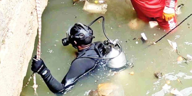 ആമയിഴഞ്ചാന്‍ തോട്ടിലകപ്പെട്ട ശുചീകരണ തൊഴിലാളി ജോയിക്കായുള്ള തിരച്ചിൽ ഇന്നും തുടരും: കൊച്ചിയിൽനിന്ന് നാവികസേന തലസ്ഥാനത്ത് എത്തിയിട്ടുണ്ട്