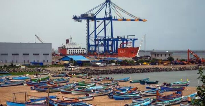 കേരളത്തിൻറെ വികസന സ്വപ്നമായ വിഴിഞ്ഞം തുറമുഖത്ത് ആദ്യ മദർഷിപ്  തീരത്തെത്തി