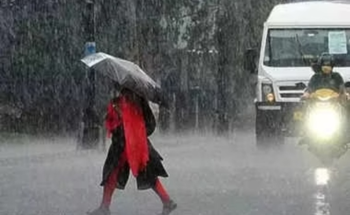 സംസ്ഥനത്ത് ഇന്ന് ചില സ്ഥലങ്ങളിൽ അതിശക്തമായ മഴയ്ക്ക് സാധ്യത കാലാവസ്ഥാ നിരീക്ഷണ കേന്ദ്രം