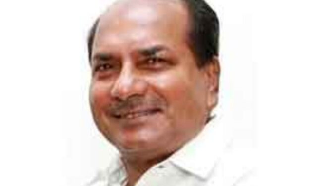 മുഖ്യമന്ത്രിയുടെ ദുരിതാശ്വാസ നിനിയിലേക്ക് അരലക്ഷം രൂപ സംഭാവന നല്കി: എ.കെ. ആൻ്റണി