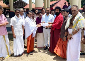വയനാടിന് ചക്കുളത്തുകാവ് ക്ഷേത്രത്തിൻറെ കൈത്താങ്ങ്: ദുരിതാശ്വാസ നിധിയിലേക്ക് അഞ്ചു ലക്ഷം കൈമാറി