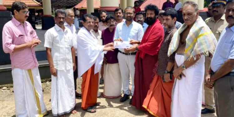 വയനാടിന് ചക്കുളത്തുകാവ് ക്ഷേത്രത്തിൻറെ കൈത്താങ്ങ്: ദുരിതാശ്വാസ നിധിയിലേക്ക് അഞ്ചു ലക്ഷം കൈമാറി