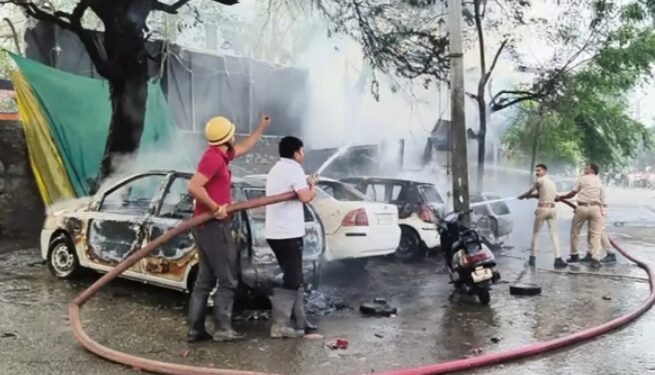 ദയ്‌പൂരിലെ സർക്കാർ സ്‌കൂളിൽ 15 വയസുകാരനായ വിദ‍്യാർഥിക്ക് കുത്തേറ്റു; കാറുകൾക്ക് തീയിട്ട് ആൾക്കൂട്ടം