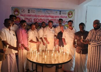 നീരേറ്റുപുറം പമ്പാ ബോട്ട് റേസ് ക്ലബിന്റെ നേതൃത്വത്തിൽ വയനാട് ദുരന്തത്തിൽ ജീവൻ പൊലിഞ്ഞവർക്ക് പ്രണാമം അർപ്പിച്ചു