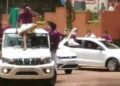 നടുറോഡില്‍ കാറിന് മുകളില്‍ നിന്ന് ഓണാഘോഷം; മൂന്ന് വിദ്യാര്‍ഥികളുടെ ലൈസന്‍സ് റദ്ദാക്കി