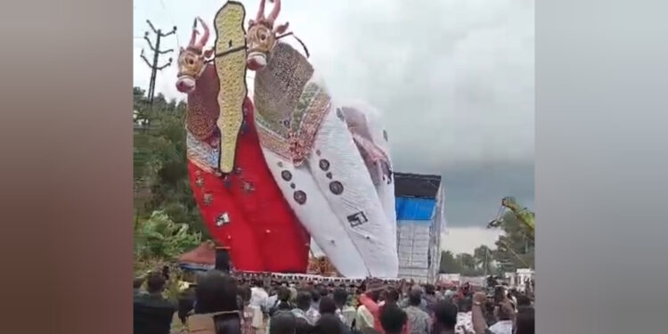 ഓച്ചിറയില്‍ 72 അടി ഉയരമുള്ള കെട്ടുകാള മറിഞ്ഞു