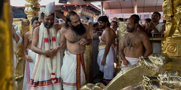 ശബരിമല നട തുറന്നു; മണ്ഡലകാലത്തിന് തുടക്കം