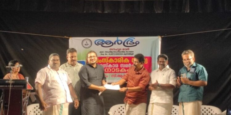 ഉമ്മൻചാണ്ടി സ്‌മാരക ജനസേവന പുരസ്കാരം ഡോ. ജെറി മാത്യുവിന് സമ്മാനിച്ചു