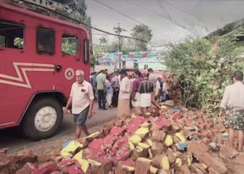 കൊട്ടാരക്കരയിൽ വൻ ദുരന്തം: നിയന്ത്രണം വിട്ട ടിപ്പർ ബസ് സ്റ്റോപ്പിലേക്ക് മറിഞ്ഞ് മൂന്ന് വിദ്യാർഥികൾ മരിച്ചു