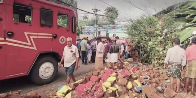 ടിപ്പർ ലോറി ബസ് സ്റ്റോപ്പിലേക്ക് പാഞ്ഞുകയറി ഒരു സികൂൾ വിദ്യാർഥിയടക്കം മൂന്നുപേർക്ക് ദാരുണാന്ത്യം