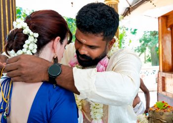 അതിരുകൾ മാഞ്ഞു; യുകെ സ്വദേശിനി ലിൻ മരിയ ഇനി കേരളത്തിന്റെ മരുമകൾ; കളംകോട് ക്ഷേത്രസന്നിധിയിൽ വെച്ച് നിധിൻജിത്തിന് താലി ചാർത്തി