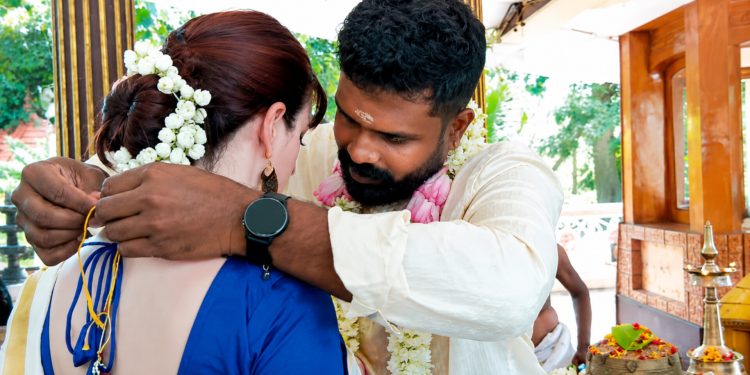 അതിരുകൾ മാഞ്ഞു; യുകെ സ്വദേശിനി ലിൻ മരിയ ഇനി കേരളത്തിന്റെ മരുമകൾ; കളംകോട് ക്ഷേത്രസന്നിധിയിൽ വെച്ച് നിധിൻജിത്തിന് താലി ചാർത്തി