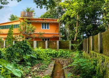 42 വർഷമായി ഉപയോഗിക്കുന്ന ഏക വഴി അടയ്ക്കാൻ നീക്കം; ചീഫ് സെക്രട്ടറിയെയും പിഡബ്ല്യുഡി ചീഫ് എൻജിനീയറെയും സമീപിച്ച് മാവേലിക്കരയിലെ വൃദ്ധദമ്പതികൾ